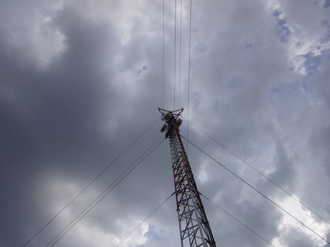 Antena de transmisi&oacute;n con nubes de tormenta.-