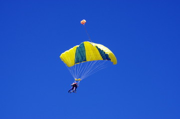parapente biplace dans le ciel savoyard