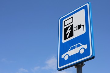 niederländisches Verkehrszeichen: Ladestation für Elektrofahrzeuge