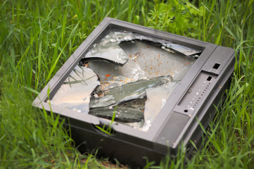 Stary telewizor elektro śmieci rozbity kineskop recykling - obrazy, fototapety, plakaty