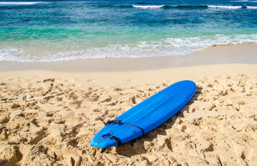 Fototapeta na wymiar Surfboard on the sandy beach in Hawaii