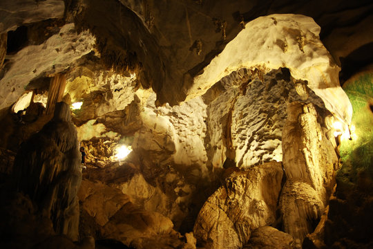 stalactite cave spelunking