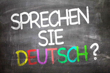 Obraz premium Do You Speak German? (in German) written on a chalkboard