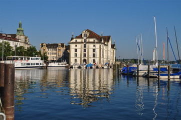 Fototapeta premium Hafenplatz Rorschach mit Kornhaus am Bodensee 