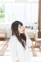 携帯電話を使う女性