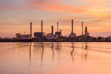 Fototapeta premium Oil refinery along the river at Dusk (Bangkok, Thailand)