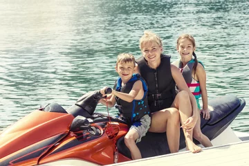 Abwaschbare Fototapete Wasser Motorsport Gruppe von Personen, die an einem warmen Sommertag auf dem See eine Fahrt mit einem persönlichen Wasserfahrzeug genießen