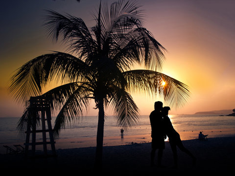 silhouette of romantic lovers with sea