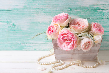 Obraz na płótnie Canvas Sweet pink roses in box