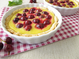 Jostabeerkuchen mit Pudding