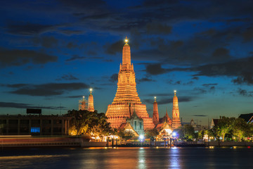 Fototapeta premium Wat Arun Buddhist religious places in twilight time, Bangkok, Thailand
