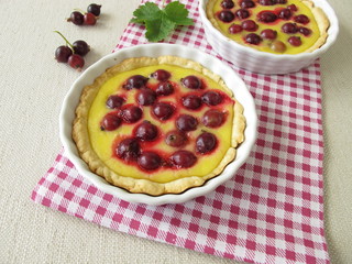 Jostabeerkuchen mit Pudding