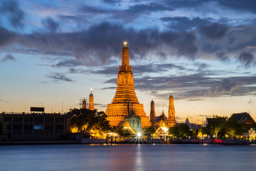 Naklejka premium Wat Arun Buddhist religious places in twilight time, Bangkok, Thailand