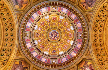 Fototapeta premium Dome of the Saint Stephen Basilica in Budapest