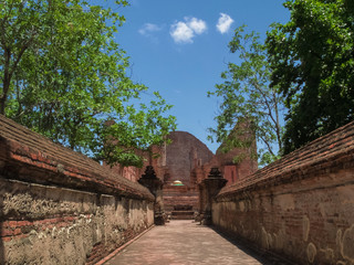 Naklejka premium Old temple in Ayutthaya