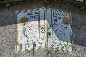 Sonnenuhr an der St. Justus Kirche in Flums, St. Gallen, Schweiz