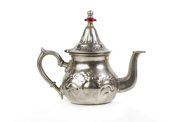 Tetera marroquí sobre un fondo blanco liso y aislado. Vista de frente y de cerca. Copy space