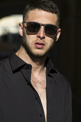 Obraz premium Attractive brunette in black shirt