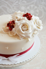Obraz na płótnie Canvas Gorgeous cake with gumpaste flowers