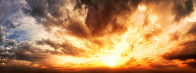 Naklejka premium Panorama dramatyczne niebo zachód słońca