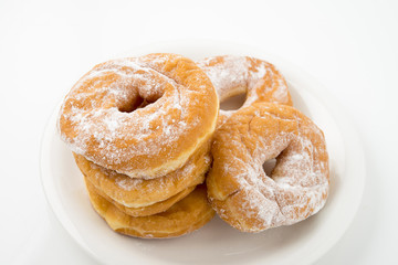 皿に盛った、不揃いなドーナツ 