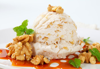 Walnut ice cream with caramel sauce