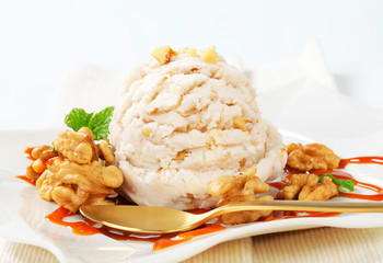 Walnut ice cream with caramel sauce