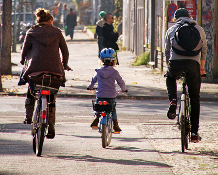 Fototapeta Familia montando en bicicleta en Berlin