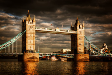 Obraz premium Tower Bridge in London, the UK. Dramatic stormy and rainy clouds