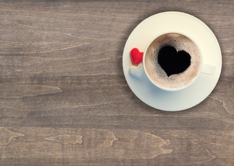 Kaffeepause - Tasse Kaffee mit Herz auf Holztisch