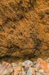 Côte bretonne Le Pouldu avec rochers arrondis et paroi rocheuse 