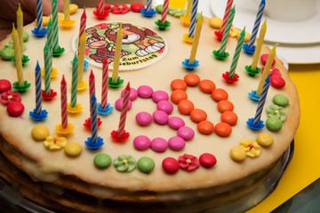 Fototapeta na wymiar Thirtieth birthday cupcake / Тhirtieth birthday cake decorated with candles