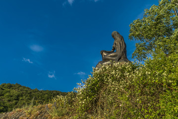 Loreley lauscht dem Rauschen des Flusses Rhein