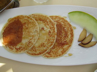 Pancake con miele e frutta
