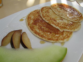 Pancake con miele e frutta