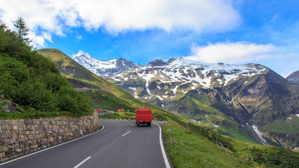 Auffahrt der Feuerwehr-Oldtimer auf den Gro&szlig;glockner