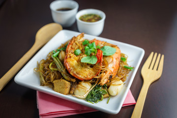 Shrimp baked with vermicelli cook with herbs