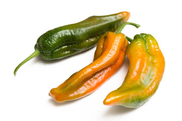 Peperoni freschi isolati su fondo bianco
