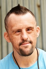 Close up portrait d'un garçon avec le syndrome de Down