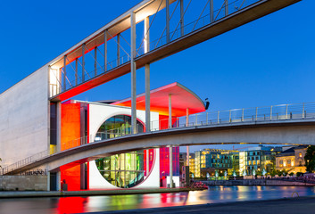 Kanzleramt (Marie-Elisabeth-Lüders-Haus) bei Nacht, Berlin