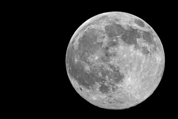 luna piena in bianco e nero