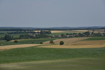 Obraz premium En plein champs,le village de Fontaine au Périgord Vert