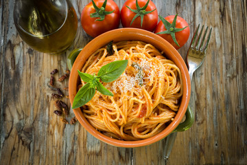 Spaghetti con pomodoro e formaggio grattugiato, Italian Pasta
