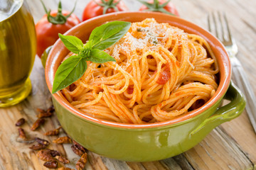 Spaghetti con pomodoro e formaggio grattugiato, Italian Pasta