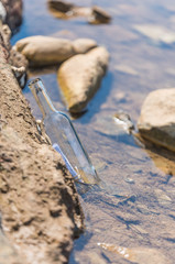 Flaschenpost am Meeresufer