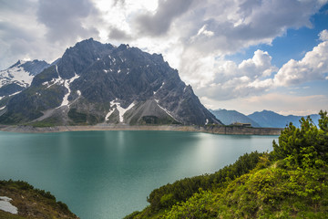 Fototapeta na wymiar Les Alpes et le lac Lüner