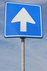 niederländisches Verkehrszeichen: Einbahnstrasse