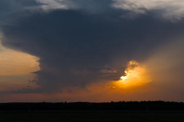 Obraz premium Thunderstorm cell in the sunset