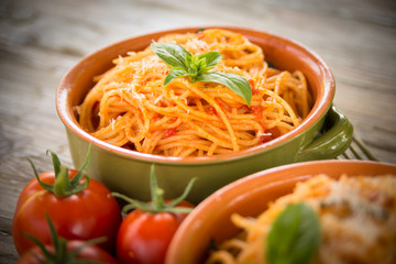 Spaghetti con pomodoro e formaggio grattugiato, Italian Pasta