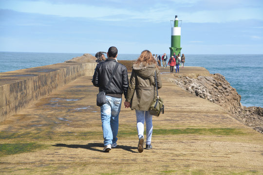 paseo romantico por el espigon de San Vicente de la Barquera